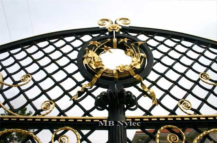 Lattice dome with a gilded medallion between S3 pillars
