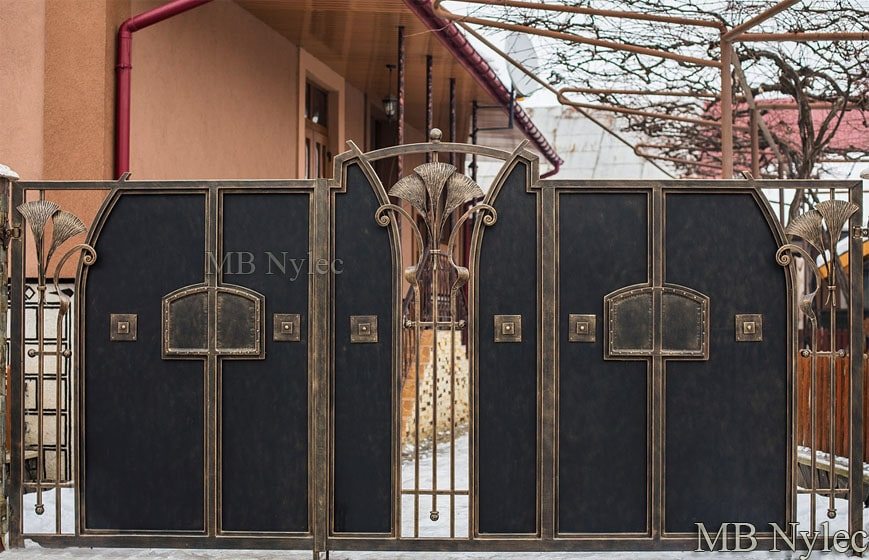 Loft vintage gate BP197 with dark panels, bronze mouldings and a copper fan crest