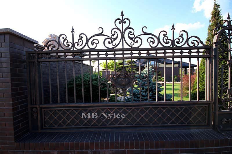 Fence span BP54 with a diamond lattice base and spear-topped bars