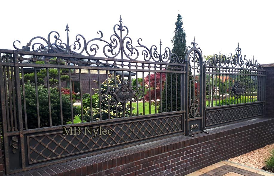 Span of manor fence BP54 with a coat of arms at the centre and a gate beside it