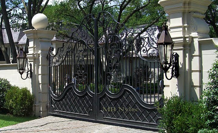 Manor-style gate BP16 with a lattice base between pillars carrying lanterns