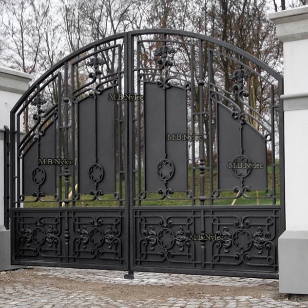 Closer view of manor gate BP52 with steel middle panels and a lighter openwork top