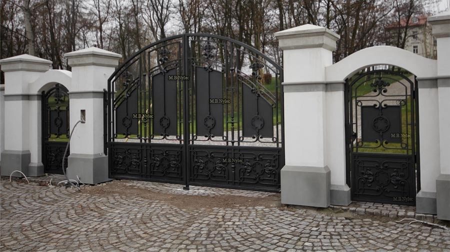 Manor gate BP52 with the wicket BP52F set into an arched white wall