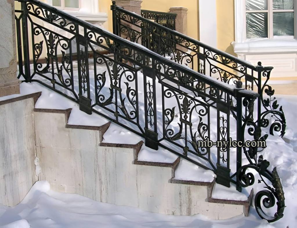 Manor-style outdoor stair railing BA24 with scrolled panels and a large volute at the foot of the steps