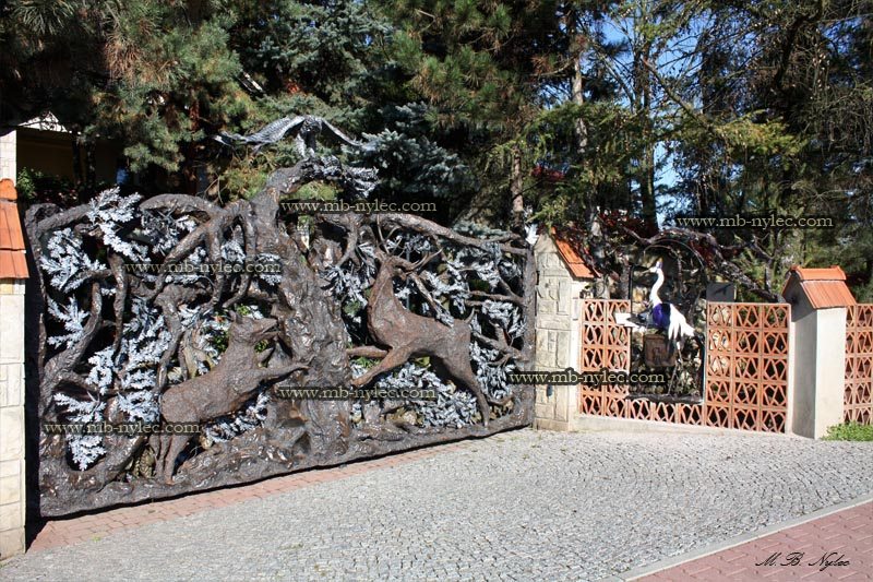 Hunting gate BM32 with a steel heron on the pillar