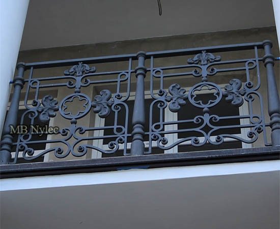 Very massive manor balcony railing BA42 with fleur ornaments between heavy turned posts