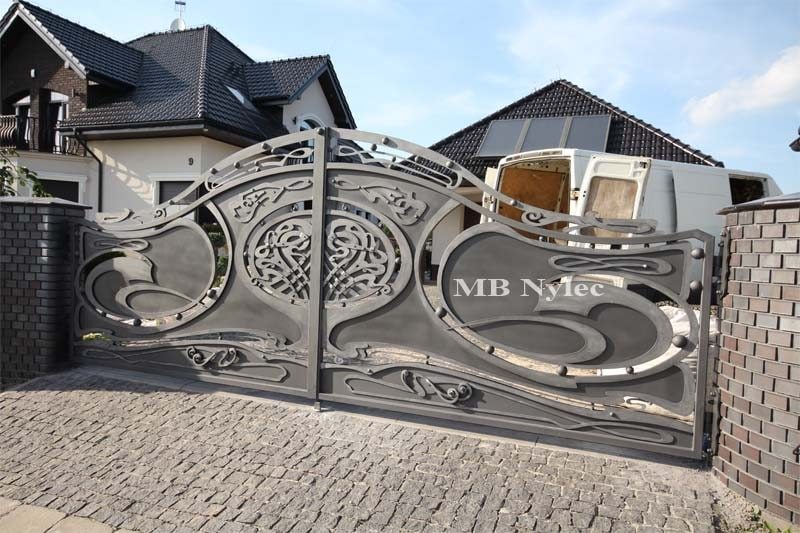 Street view of the modern full gate BP53 in front of a family house
