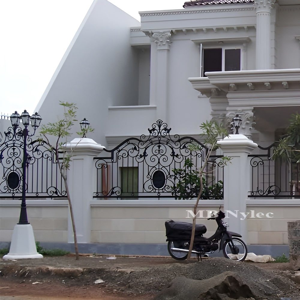 Low arched forged fence BP88 between white pillars in front of a neoclassical villa