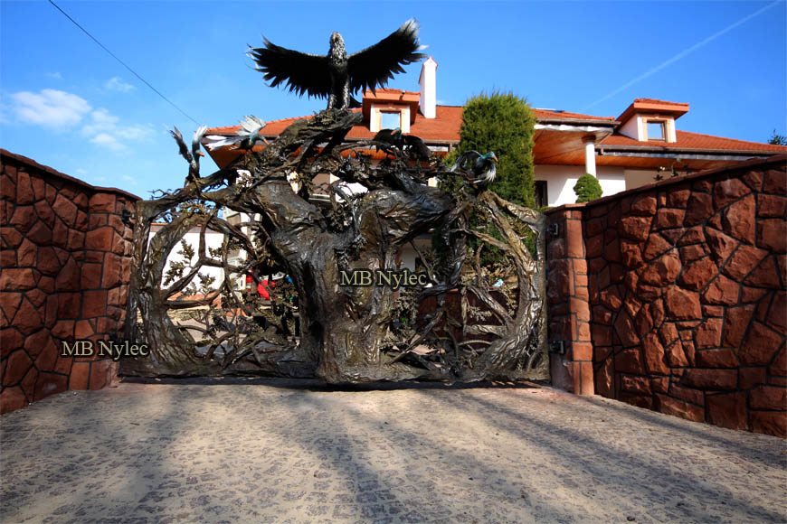 Forest gate BM39 with a three-dimensional steel oak and an eagle on top between stone walls