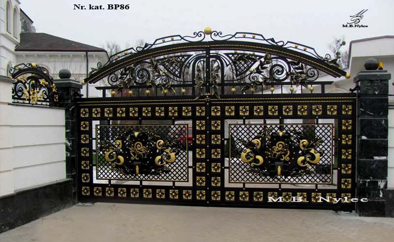 Openwork gate BP86 with gilded rosettes and an arched crest in a black marble wall
