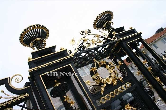 Detail of a BP46 openwork pillar showing a gilded wreath medallion and vases