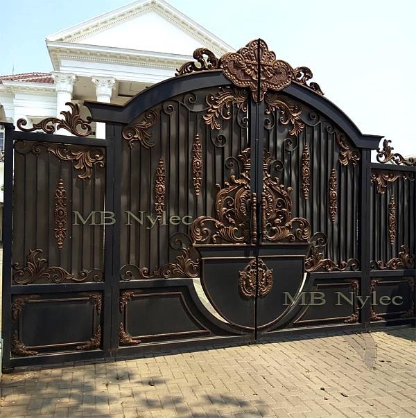 Double oriental gate BP129 with a bronze-gold crest of forged leaves