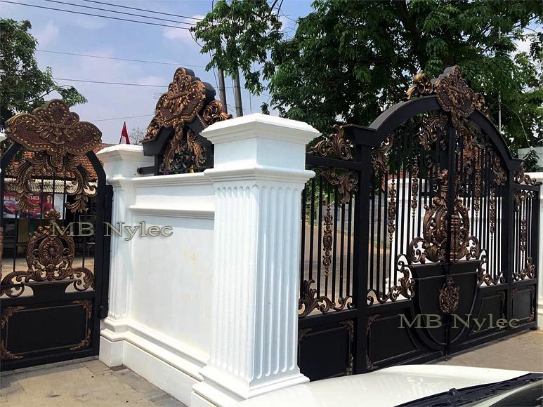 Oriental-style entrance BP129 with gilded crests between white pillars