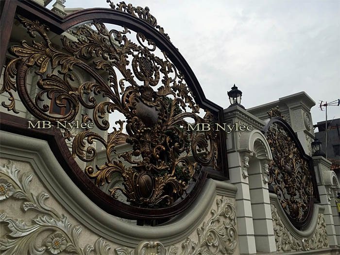 Oriental fence BP112 with acanthus panels and roundels on a carved wall