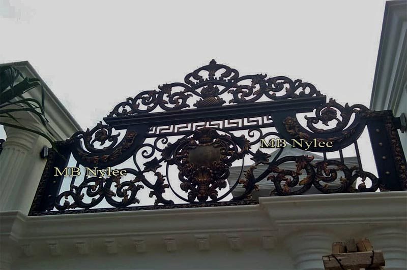 Oriental fence span BP130B with a gilded crest and a central mask ornament