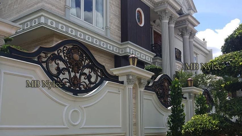 Oriental fence BP206 on a white wall in front of a classical residence