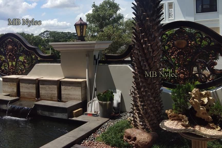 Oriental fence BP206 above a garden pond with a palm and a lantern