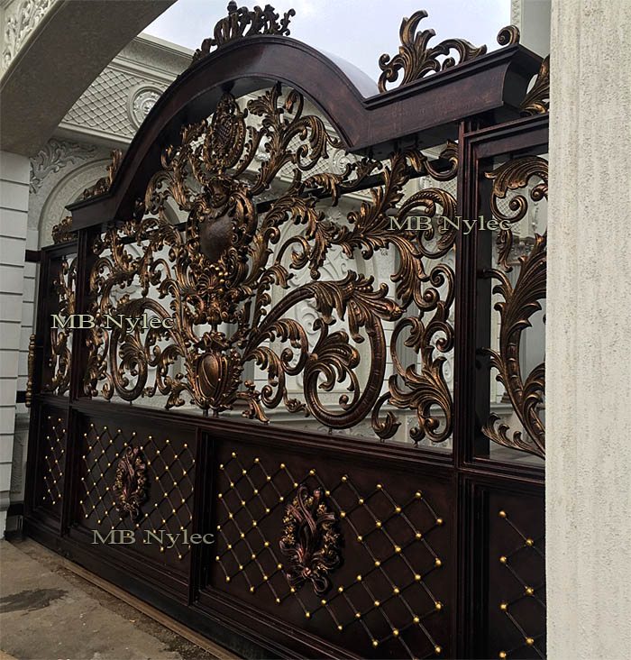 Oriental gate BP112 filled with gilded acanthus scrolls under an arched top