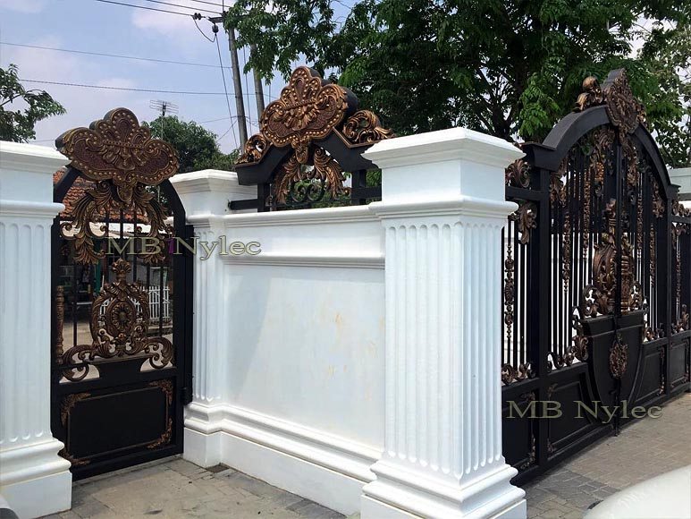 Gate BP129 and its wicket either side of white fluted pillars