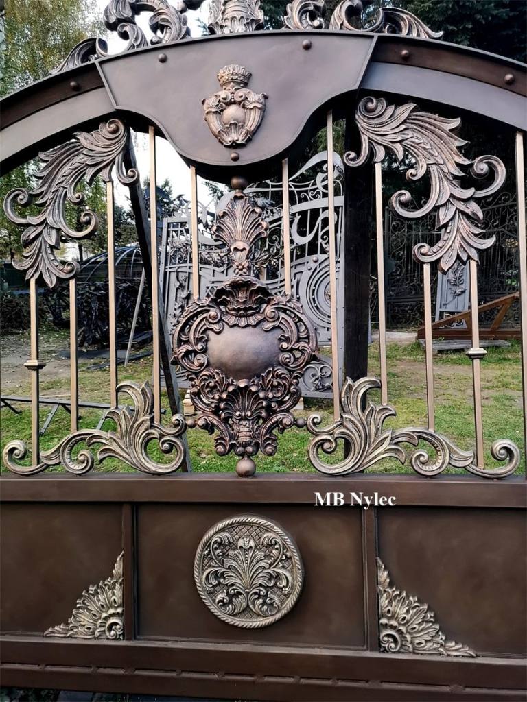Coat of arms and forged crest at the centre of gate BP99