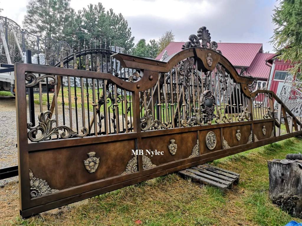 Full length of the sliding gate BP99 with gilded ornaments and medallions