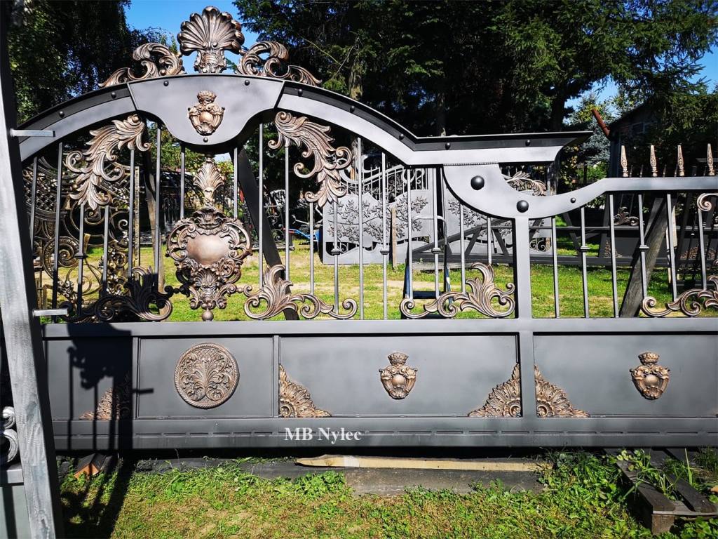 Light silver-finished version of oriental gate BP99 with bronze medallions
