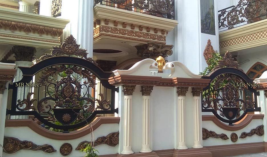 Two oriental palace fence panels BP207 between classical columns on a richly decorated wall