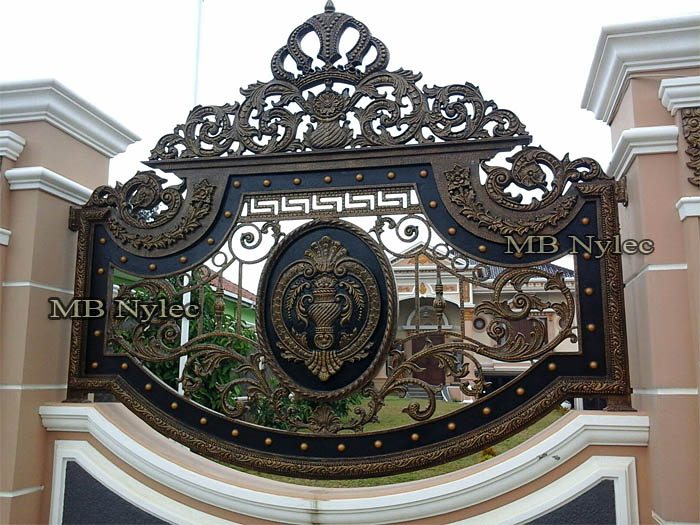 Oriental palace sliding gate BP128 with a Greek key frieze and gilded crest