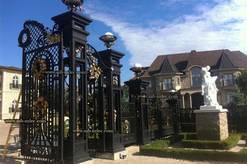 Palace gate set BP50 and fence BP51 with lattice, gilded details and a garden statue