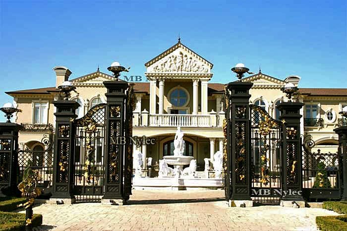 Palace gate set BP50 with six vase-topped columns in front of a residence and fountain