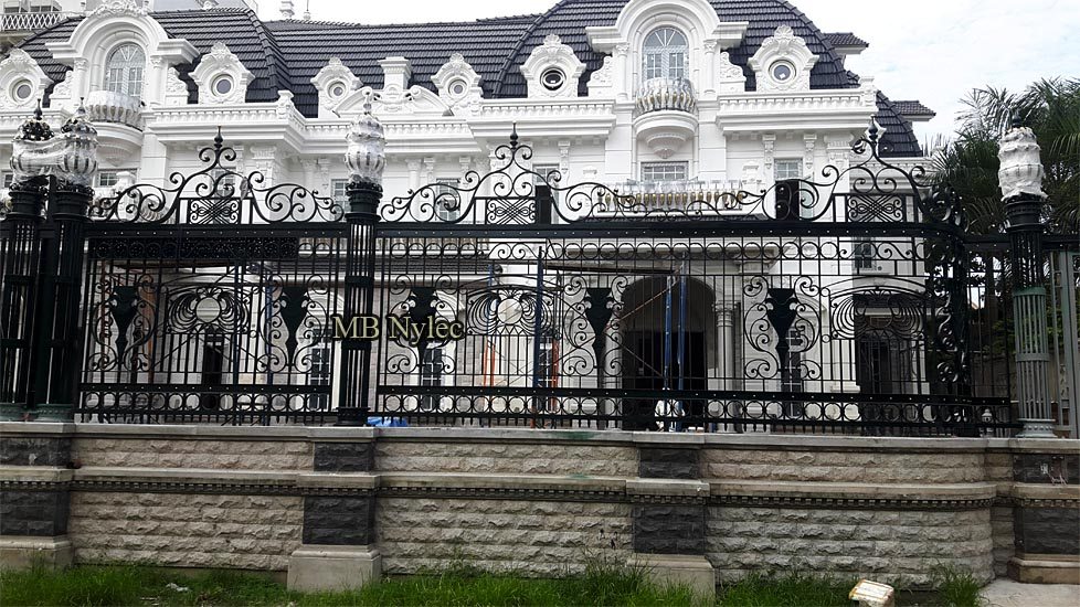 Palatial white residence behind the elegant wrought iron fence BP268