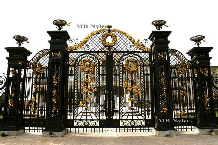 Front view of vase-topped pillars S2 around a gilded palace gate