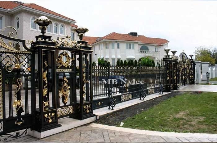 Openwork pillars S3 along a fence line in front of a residence