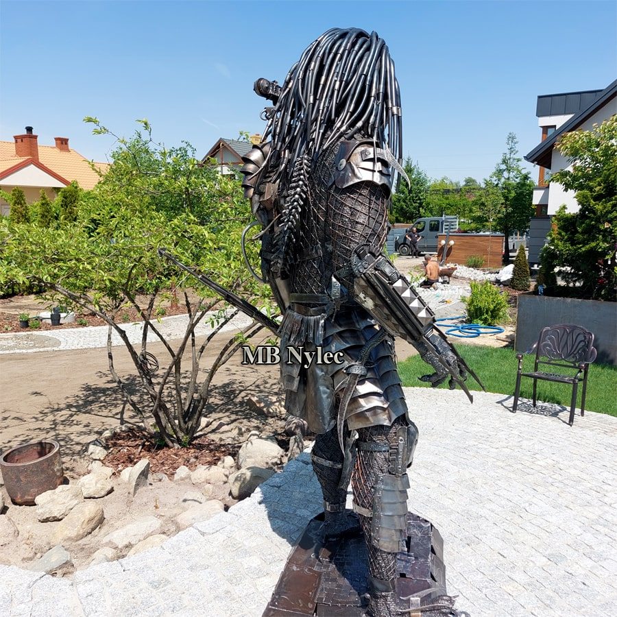 Side view of Predator Z104 with forged dreadlocks and armour