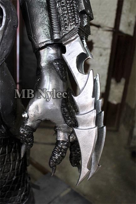 Close view of the steel wrist blades of the Predator figure Z74