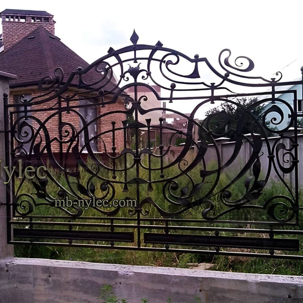 Decorative garden fence BP258 with a scrolled arched crest above vertical bars