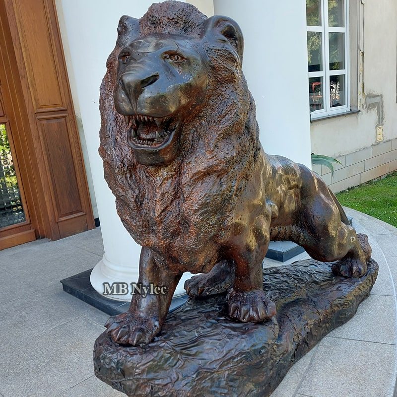 Front view of the roaring steel lion Z108 on its rock base