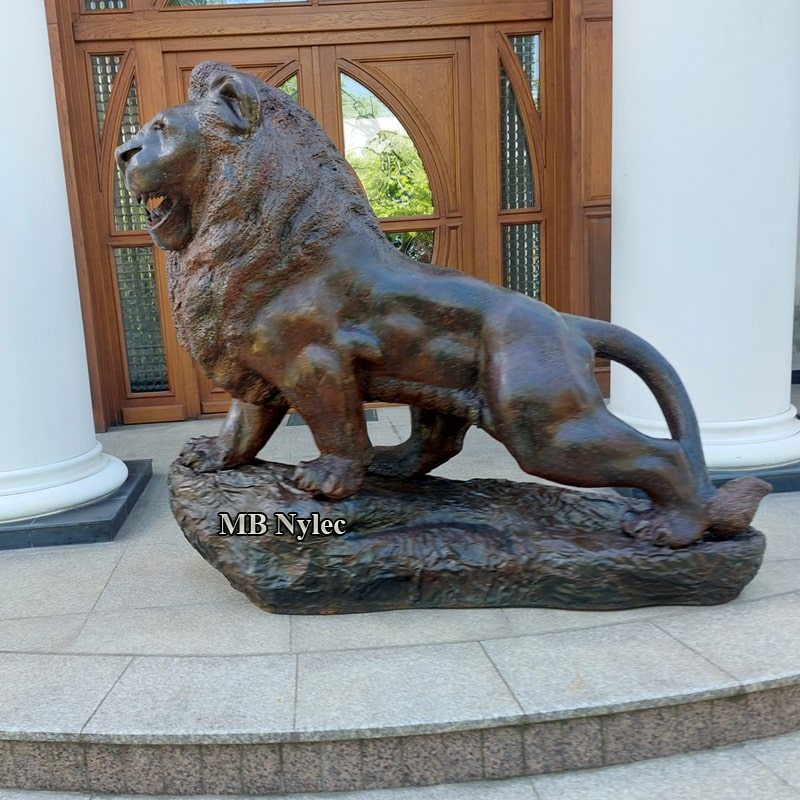 Side view of the steel lion Z108 showing its body and tail