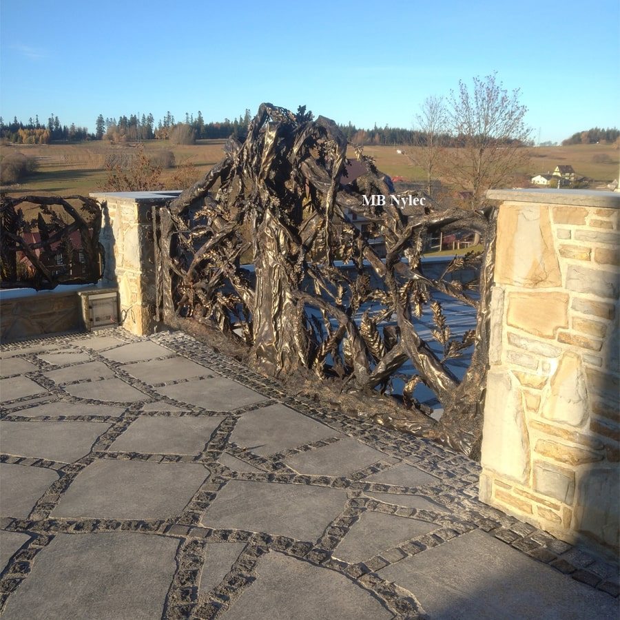 Steel tree gate built to follow a sloping driveway