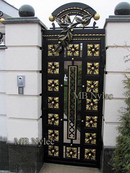 Tall forged wicket BP86F with gilded rosettes and a fan crest between white pillars