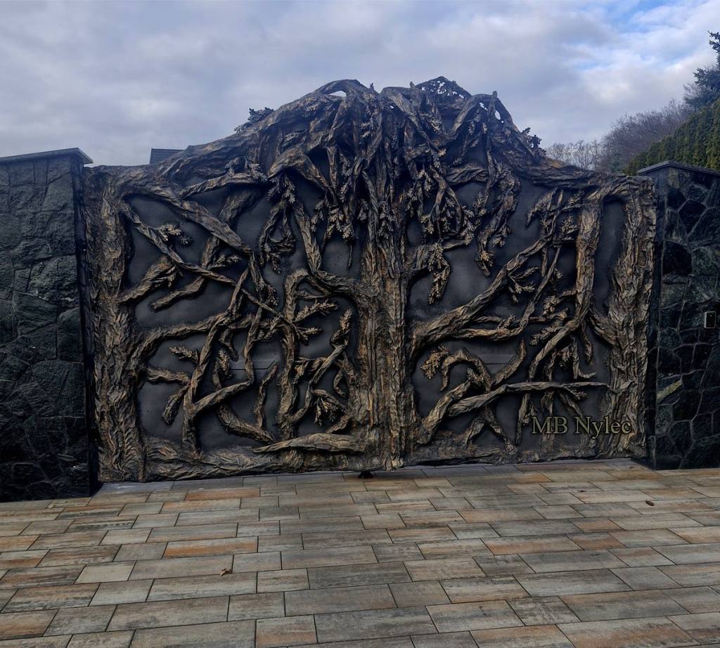 Unique sculpted property gate for a modern log house