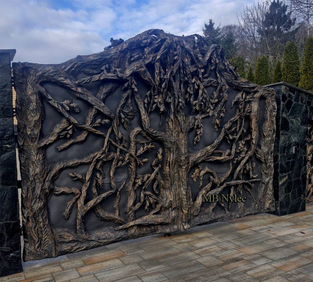 Unique sculpted entrance gate about 60 cm deep