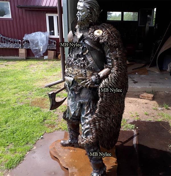 Steel Viking figure Z84 with a fur cloak and axe in a yard