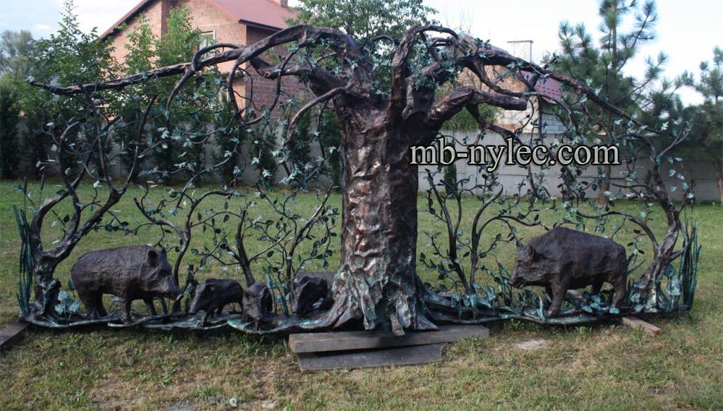 Forged fence span BM23 with wild boars beneath a steel oak tree