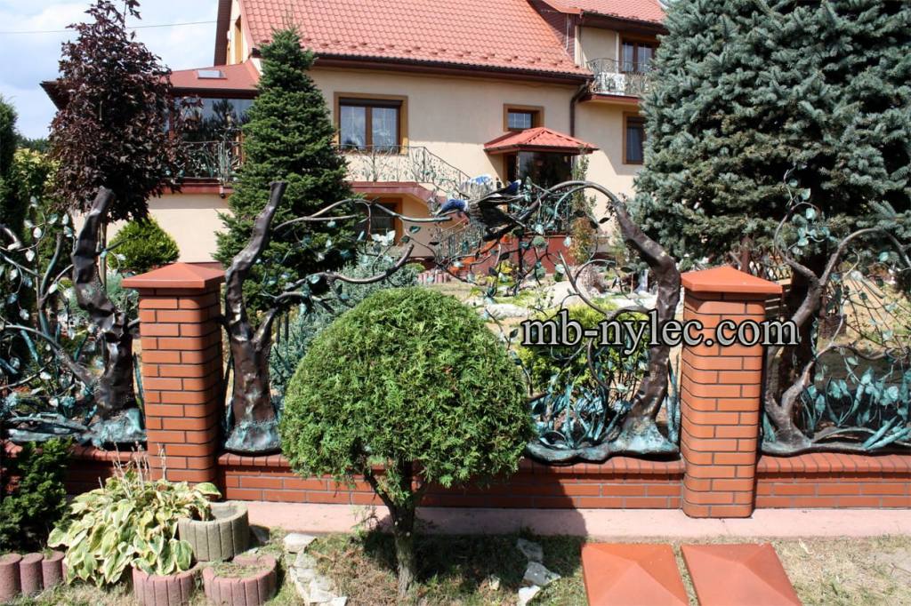 Forged hunting fence span BM20 with a wild duck in flight among plants in front of a house